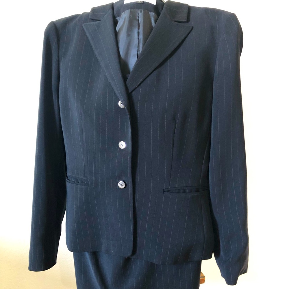 Tahari Arthur S Levine skirt and blazer set - Sz 12.
